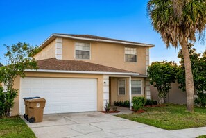 Exterior - Cozy 4BR Family Home Near Disney at Montego Bay (Kissimmee)