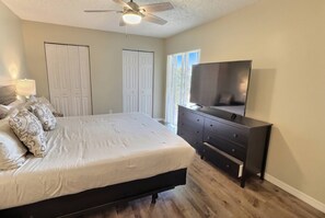 4 bedrooms, iron/ironing board, WiFi, bed sheets - Cozy 4BR Family Home Near Disney at Montego Bay (Kissimmee)
