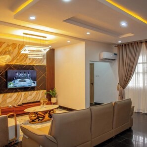 Departamento económico, balcón, vista a la ciudad | Área de sala de estar