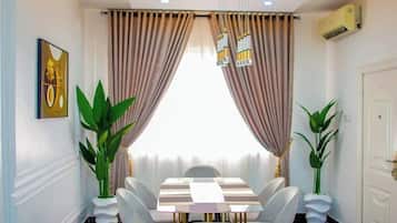 Economy-Apartment, Balkon, Stadtblick | Esszimmer