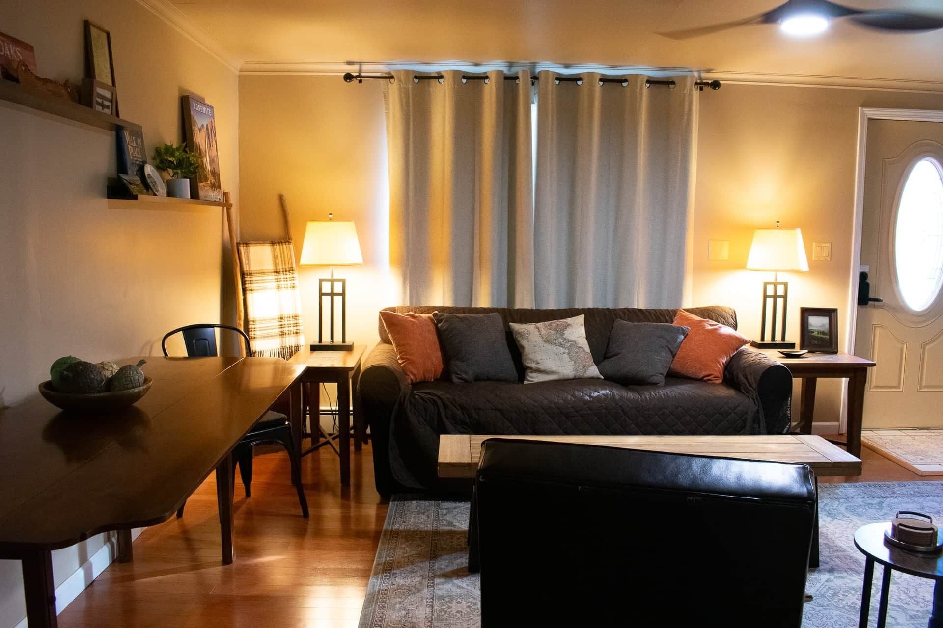 TV connectée, lecteur de DVD, table de tennis de table