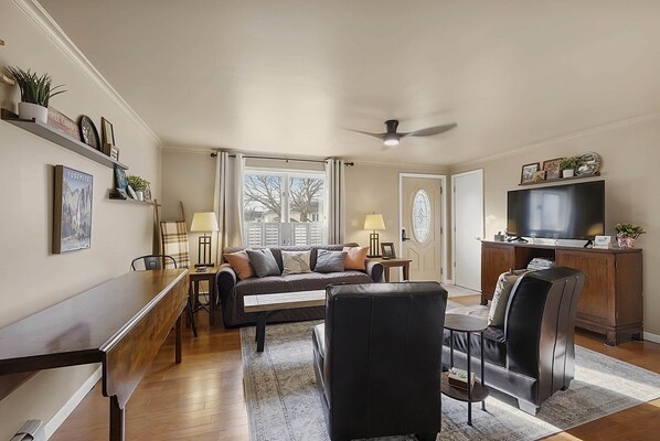 Smart TV, video games, DVD player, ping pong - Butternut House (Three Oaks)