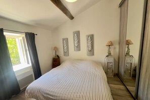 2 bedrooms, iron/ironing board, WiFi