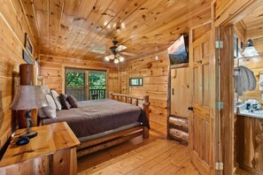 2 bedrooms, desk, iron/ironing board, travel cot - Peaceful 2BR w/Hot Tub*Game Room*Jacuzzi*Privacy! (Sevierville)