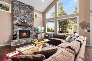 Een televisie, een open haard en een kantoor