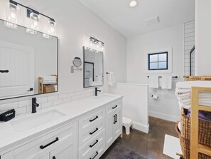 Shower, towels - Leelanau Day Tripper - Modern Barndominium Retreat | Sauna • Bikes • Beaches • W (Cedar)