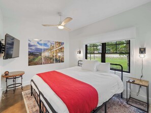 3 bedrooms, WiFi, bed sheets - Leelanau Day Tripper - Modern Barndominium Retreat | Sauna • Bikes • Beaches • W (Cedar)