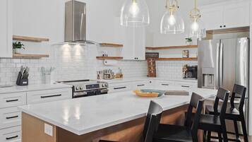 Geladeira, micro-ondas, fogão, cooktop