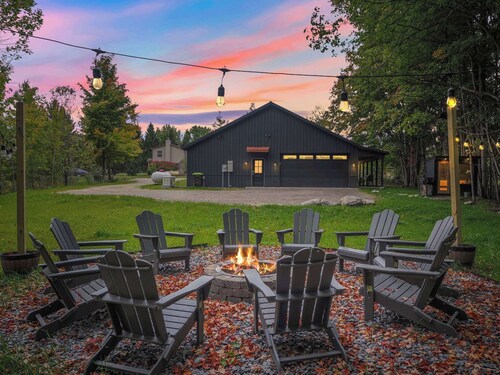 Leelanau Day Tripper - Modern Barndominium Retreat | Sauna • Bikes • Beaches • W