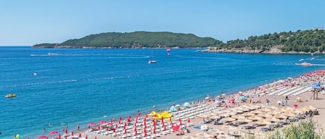 Plage privée, sable blanc, chaises longues, parasols