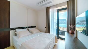 Skrivbord, arbetsyta för laptop och mörkläggningsgardiner