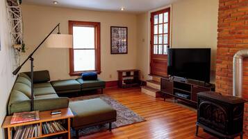 Televisión, chimenea, oficina