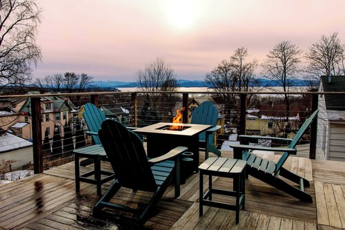 Large Private 2 Bedroom Apt w/ Epic Deck View