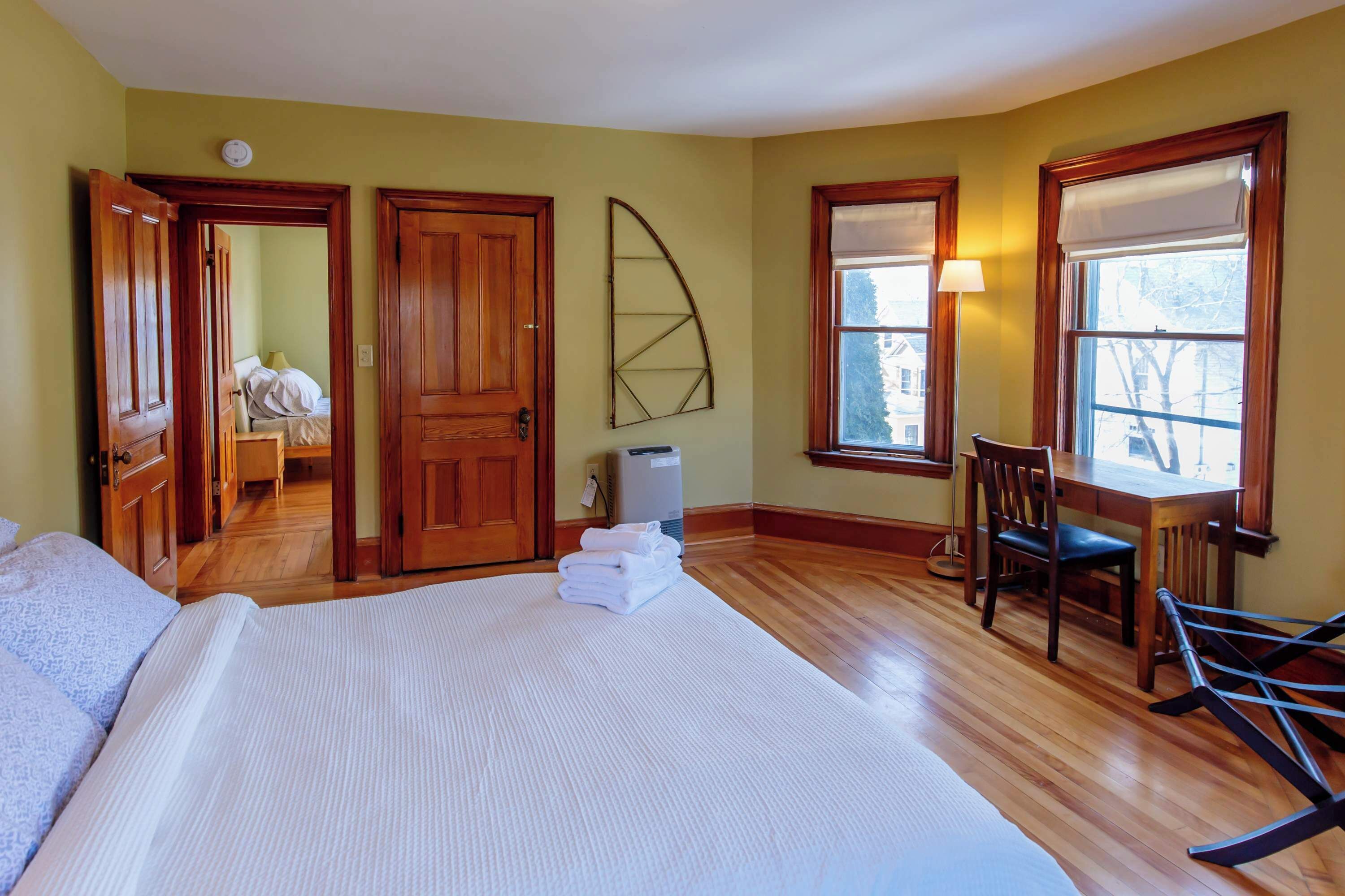 2 chambres, bureau, fer et planche à repasser, lit parapluie