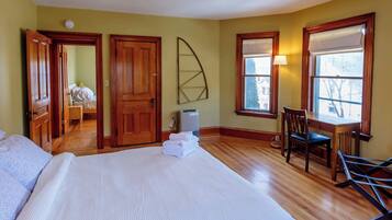 2 chambres, bureau, fer et planche à repasser, lit parapluie