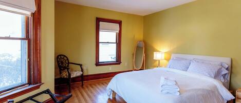 2 bedrooms, desk, iron/ironing board, travel crib