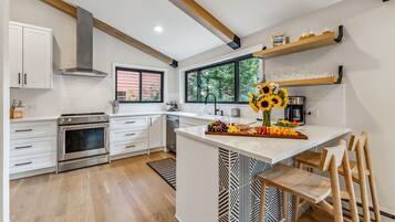 Jääkaappi, mikroaaltouuni, uuni, liesi