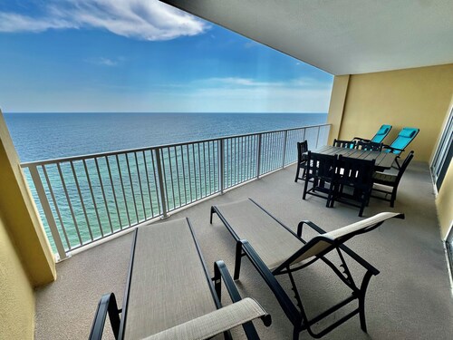 Beach-Front, Free Beach Service! Large Balcony, Fully Equipped Ready For You!
