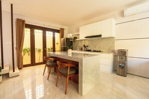 Ofen, Herdplatte, Kochgeschirr/Geschirr/Besteck, Gewürze