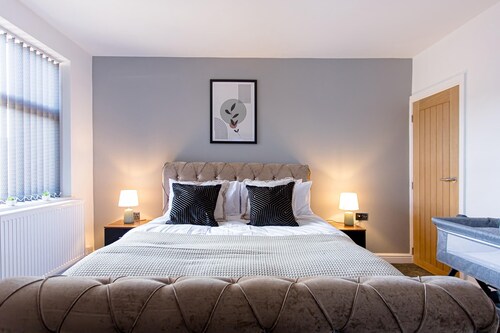 EXCLUSIVE MODERN NEWLY REFURBISHED HOME / CENTRAL LOCATION