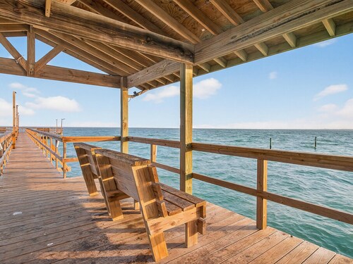 RRYC 36 The Salty Seahorse! 2 Primary Suites, Pool, Pier, Boat Ramp and Slips