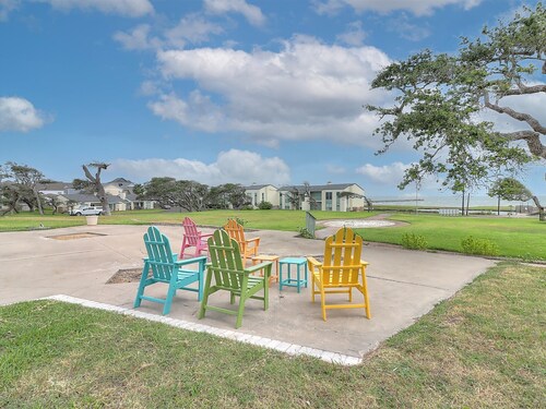 The Salty Seahorse! 2 Primary Suites, Pool, Pier, Boat Ramp, Slips, BBQ Area!
