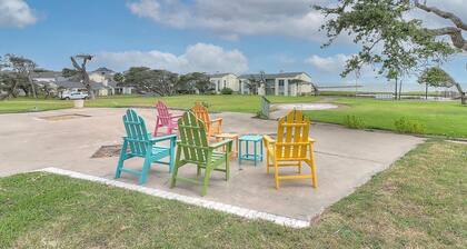 The Salty Seahorse! 2 Primary Suites, Pool, Pier, Boat Ramp, Slips, BBQ Area!