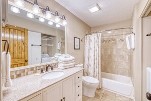 Shower - Shady Grove: 4  BR, 3  BA House in Concan, Sleeps 22 (Concan)