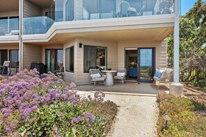 Outdoor dining - Surf Song Symphony - Luxury Oceanfront Condo with Panoramic Views (Solana Beach)