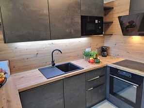 Een koelkast, een microgolfoven, een oven, een kookplaat