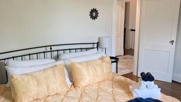 4 bedrooms, desk, iron/ironing board, free WiFi