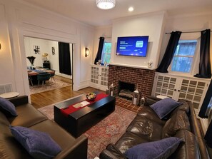 Smart TV, libros, estéreo y monitor de computadora 