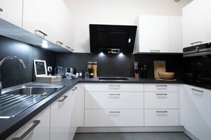 Frigorifero, microonde, forno, piano cottura