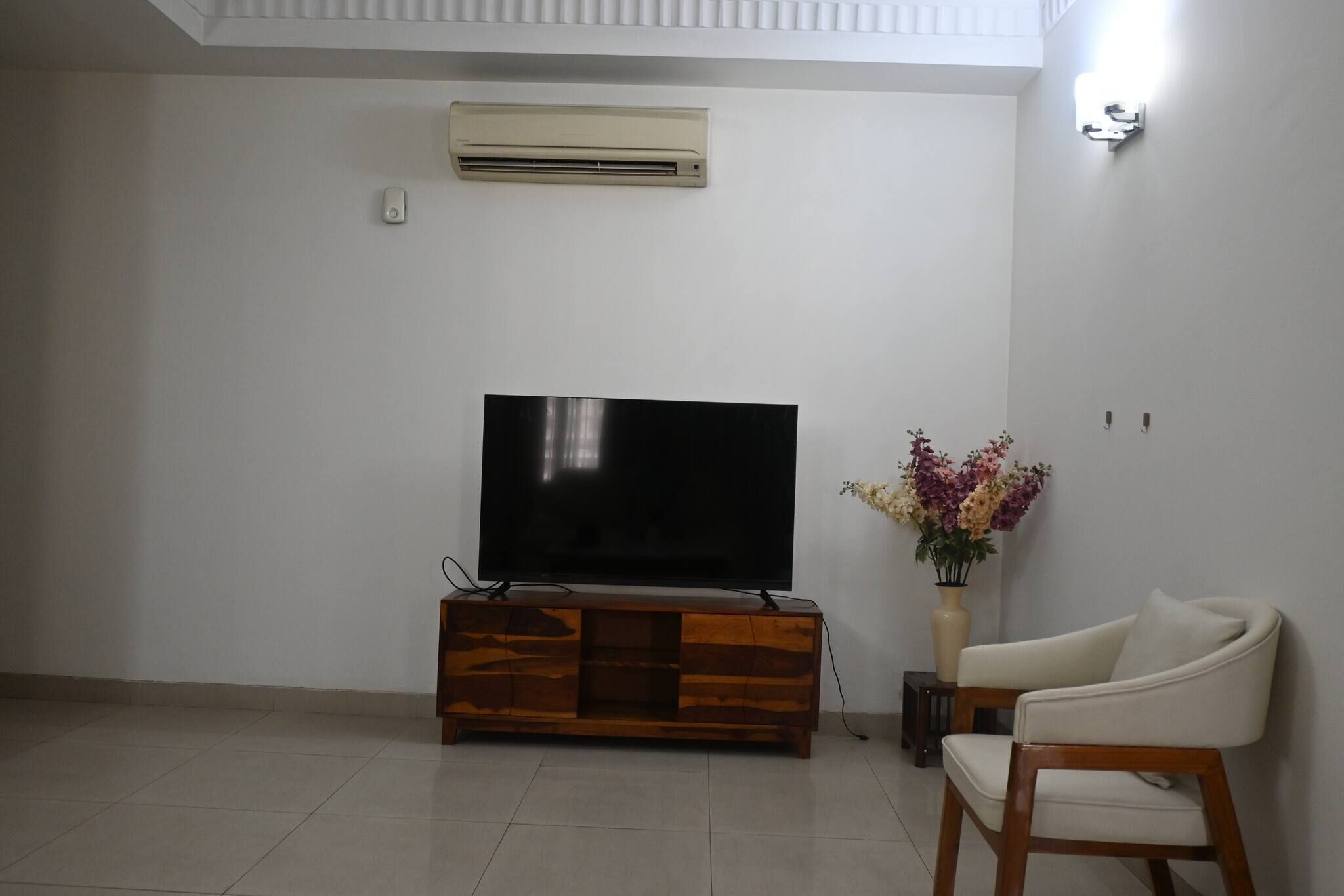 Apartment, 3 Bedrooms, Accessible, Smoking | Living room
