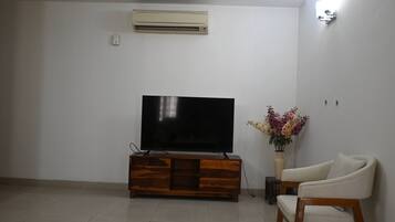 Apartment, 3 Bedrooms, Accessible, Smoking | Living room