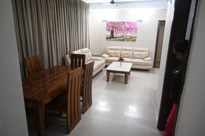 Apartment, 3 Bedrooms, Accessible, Smoking | Living room
