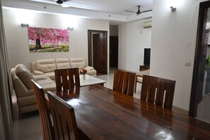 Apartment, 3 Bedrooms, Accessible, Smoking | Living room