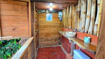 Dusj, håndklær, såpe og toalettpapir