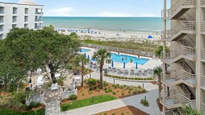 Un resort con piscina, playa y vista al océano.