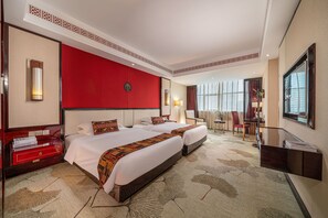 Comfort tweepersoonskamer | Een kluis op de kamer, een bureau, verduisterende gordijnen