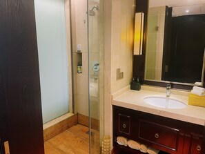 Chambre simple Confort | Salle de bain | Douche, séchoir à cheveux, pantoufles, serviettes fournies