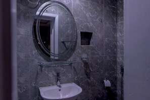 Comfort Room, Balcony, City View | Bathroom