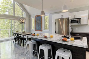 Kylskåp, mikrovågsugn, ugn och spishäll