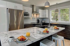 Kylskåp, mikrovågsugn, ugn och spishäll