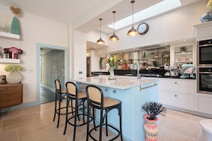 Huis | Privékeuken | Een koelkast, een microgolfoven, een oven, een kookplaat