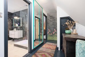House | Bathroom | Combined shower/bathtub, deep-soaking bathtub, hair dryer, towels - Eskbank Terrace Spacious House (Dalkeith)