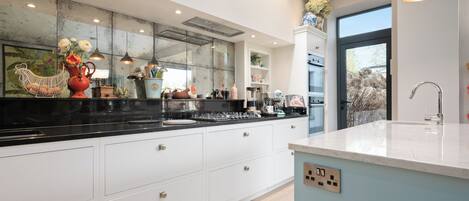 Maison | Cuisine privée | Réfrigérateur, four à micro-ondes, un four, surface de cuisson