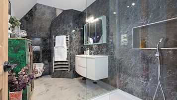 Maison | Salle de bain | Ensemble douche/baignoire, baignoire relaxante profonde, sèche-cheveux