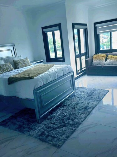 Charming 2 bedroom condo in  Kingston with AC, WiFi city views 24security /views