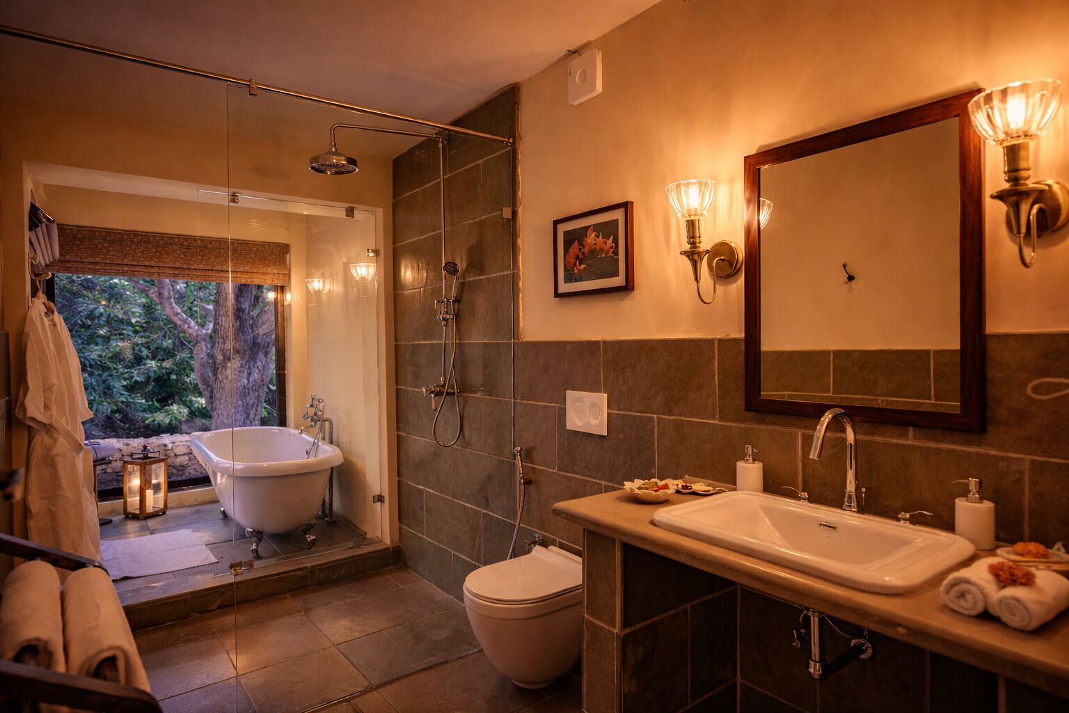 Ein Badezimmer mit Badewanne, Dusche, Toilette und Waschbecken.